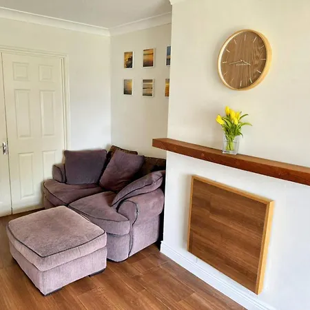 Spacious Family Friendly 4br Near Town *