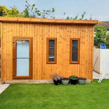 Spacious Family Friendly 4br Near Town