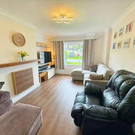 Spacious Family Friendly 4br Near Town