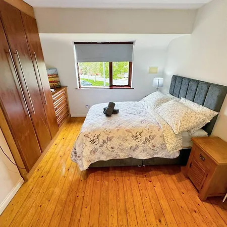 Spacious Family Friendly 4br Near Town