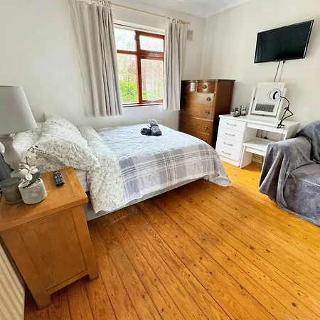 Prázdninový dům Spacious Family Friendly 4br Near Town *