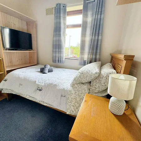 Spacious Family Friendly 4br Near Town *