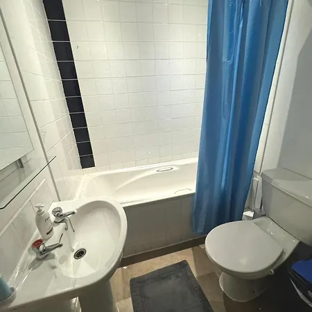 Spacious Family Friendly 4br Near Town