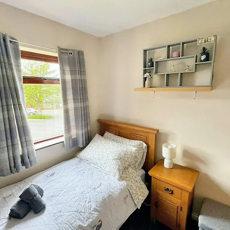 Prázdninový dům Spacious Family Friendly 4br Near Town *