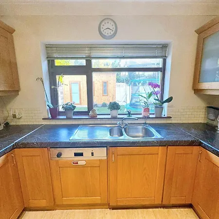 Spacious Family Friendly 4br Near Town Holiday home *