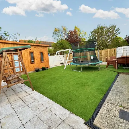 Prázdninový dům Spacious Family Friendly 4br Near Town *