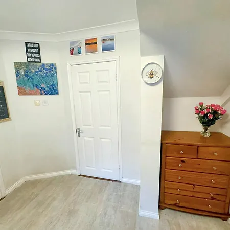 Spacious Family Friendly 4br Near Town *