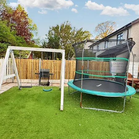 Prázdninový dům Spacious Family Friendly 4br Near Town